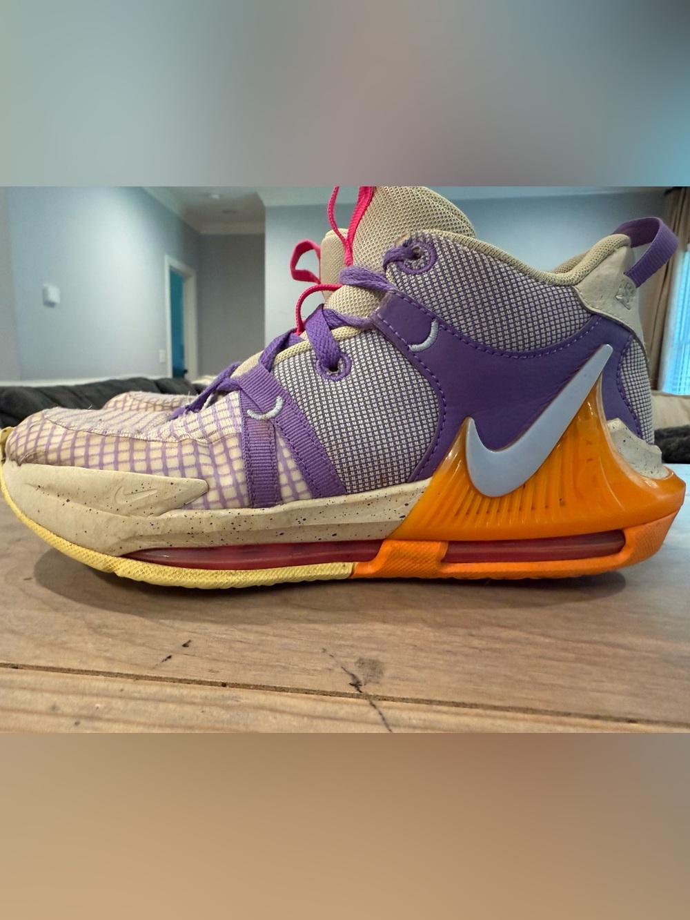 Nike LeBron Witness basketball shoes size 5.5Y/womens 7